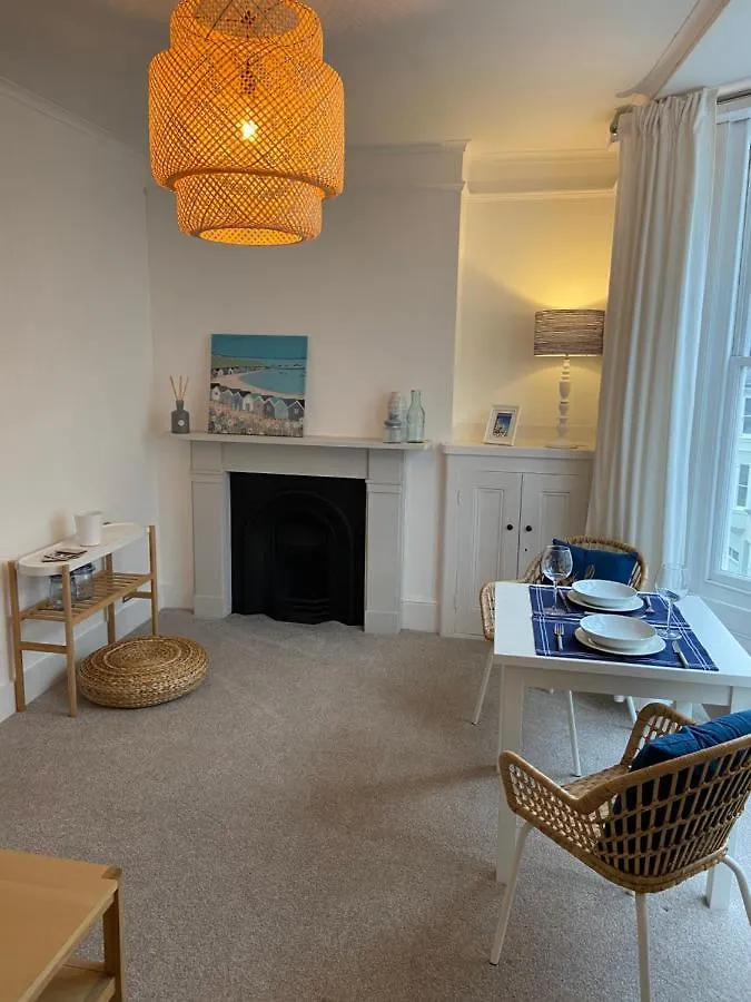 Centrally Located, Comfortable Apartment Near Station, Beach And North Laines Brighton